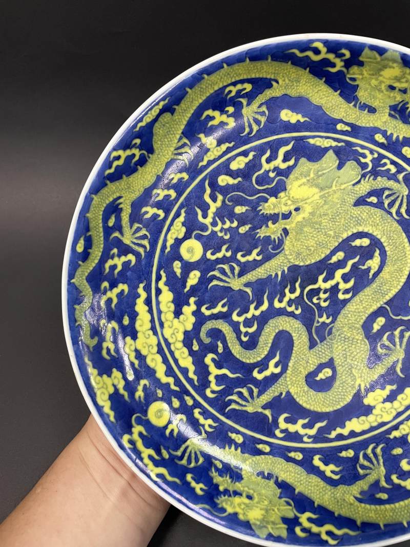 清乾隆 青花地黄彩云龙纹大盘 - 图3