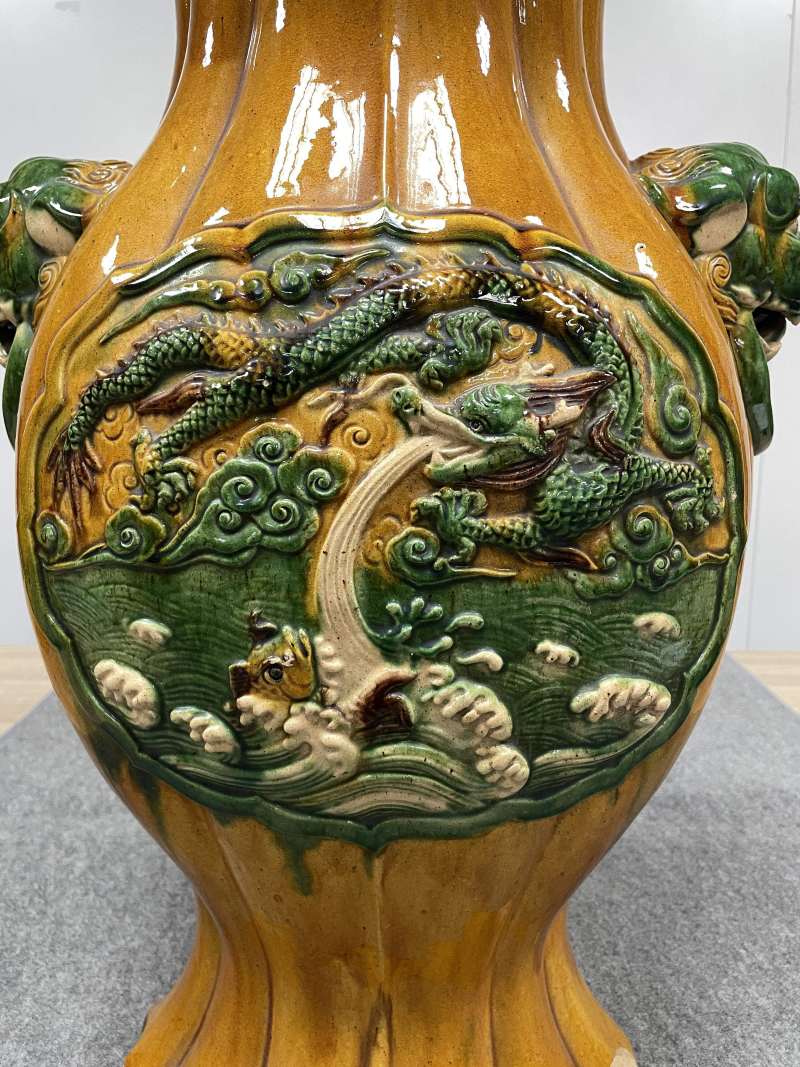 清 珐华鱼化龙纹海棠形狮耳大尊 - 图8