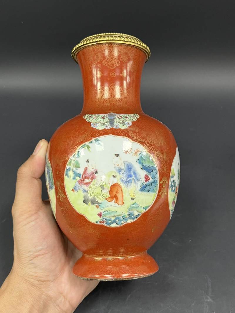 清乾隆 珊瑚红釉描金花卉开光粉彩婴戏图蝶耳尊一对 - 图3