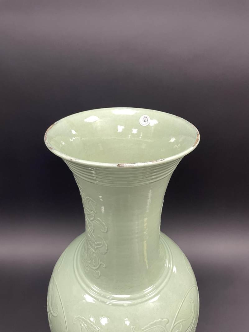 清晚期 仿龙泉青釉凸花缠枝花卉纹凤尾尊 - 图11