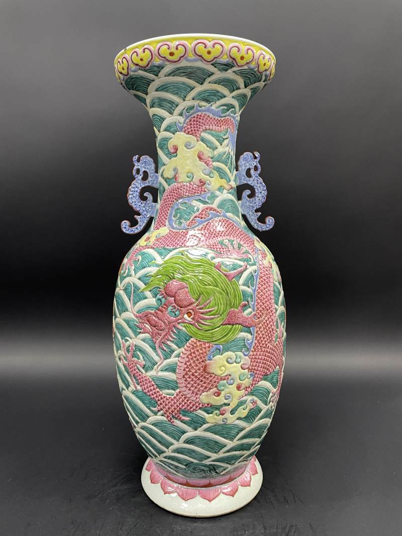 清中期 粉彩凸花海水龙纹螭耳大瓶 - 图2