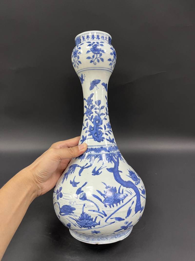 明万历 青花荷塘鸳鸯图蒜头瓶 - 图2