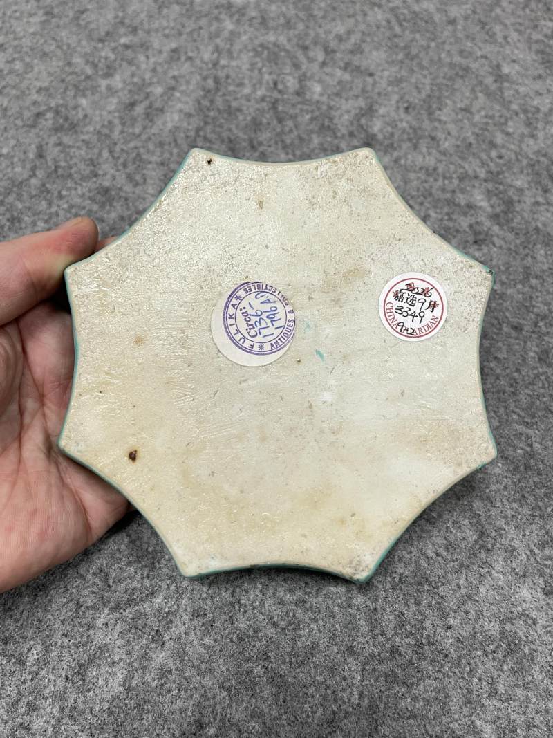 清中期 内矾红开光粉彩人物纹外松石绿釉九子攒盘一套九只 - 图7
