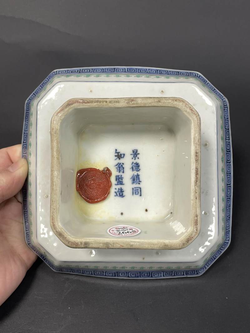 清晚期 斗彩杂宝双鱼砖瓦文四方倭角供盘 - 图12