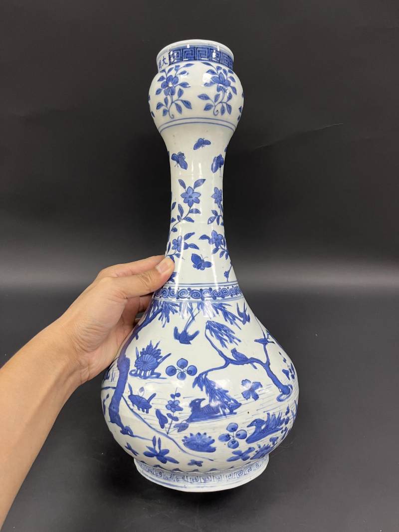 明万历 青花荷塘鸳鸯图蒜头瓶 - 图3