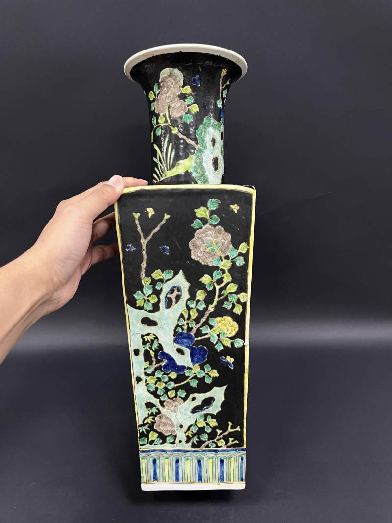 清晚期 墨地素三彩四季花卉纹天圆地方瓶一对 - 图2