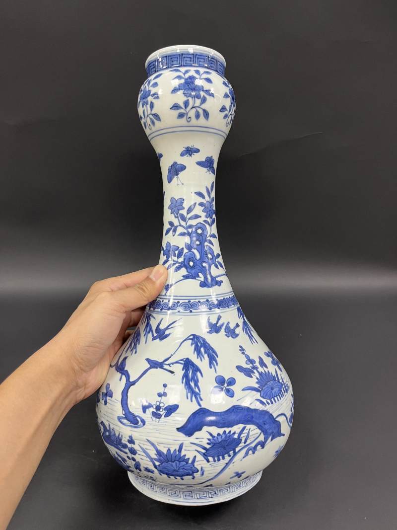 明万历 青花荷塘鸳鸯图蒜头瓶 - 图4