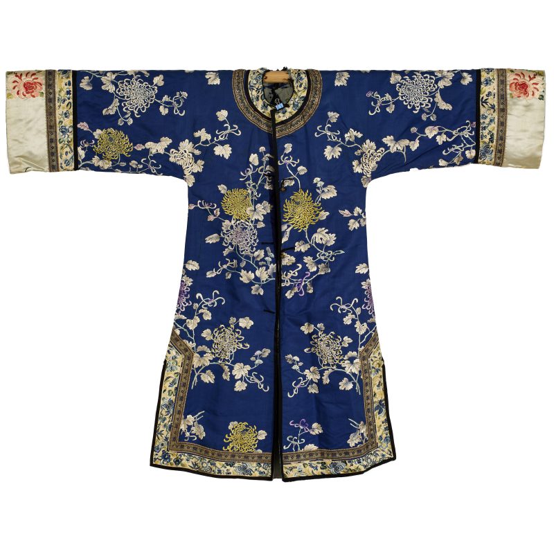 清 青石底菊花纹女服一件 - 图1