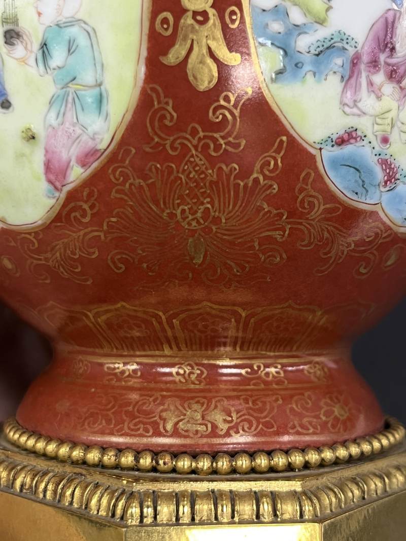 清乾隆 珊瑚红釉描金花卉开光粉彩婴戏图蝶耳尊一对 - 图33