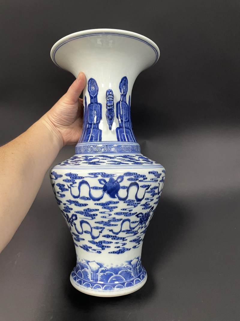 清乾隆 青花云蝠八宝纹花耳瓶 - 图5