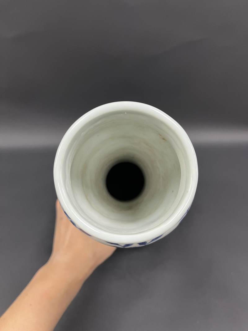 明万历 青花荷塘鸳鸯图蒜头瓶 - 图5