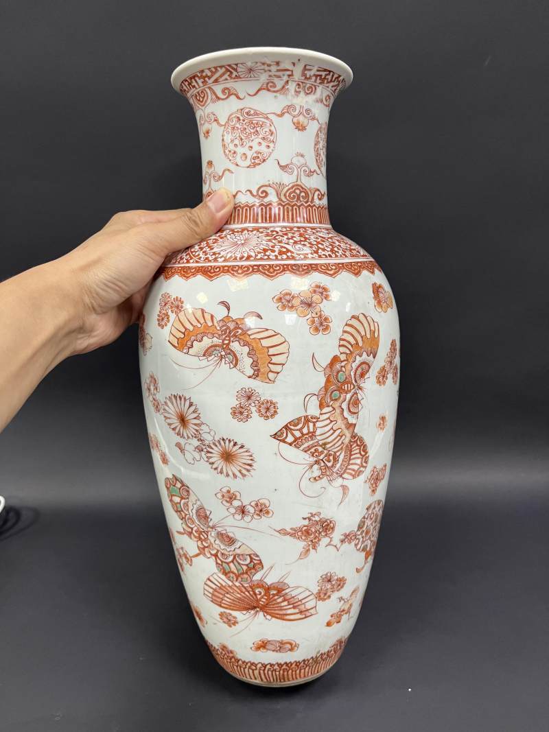 清康熙 红绿彩花蝶纹观音瓶 - 图2
