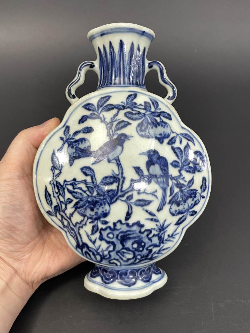 清乾隆 青花花鸟纹小抱月瓶 - 图2