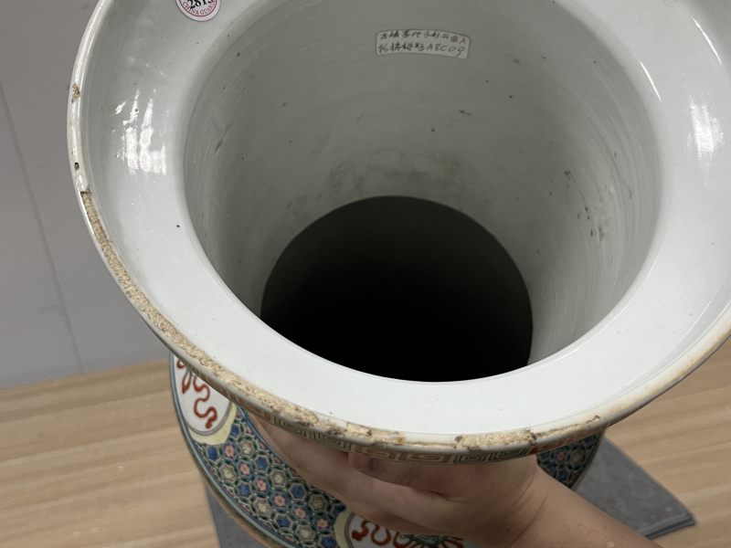 清晚期 五彩缠枝莲开光刀马人物纹大棒槌瓶 - 图21