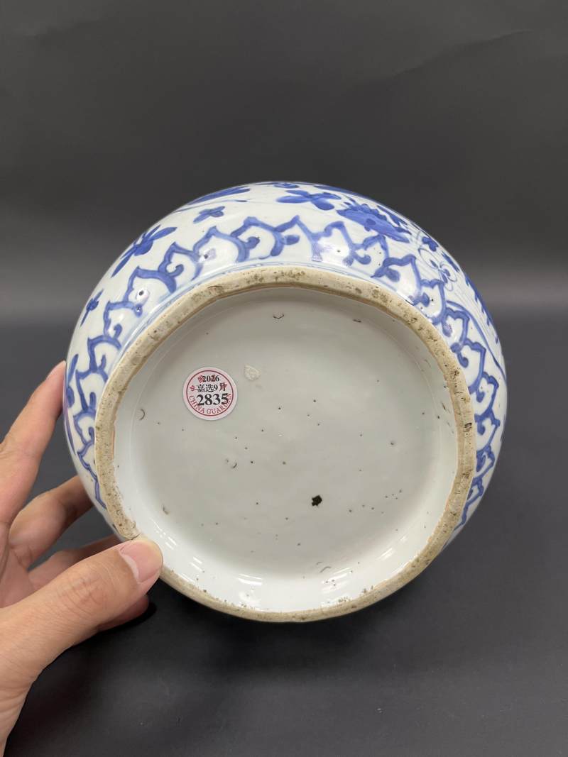 明万历 青花荷塘鸳鸯图蒜头瓶 - 图6