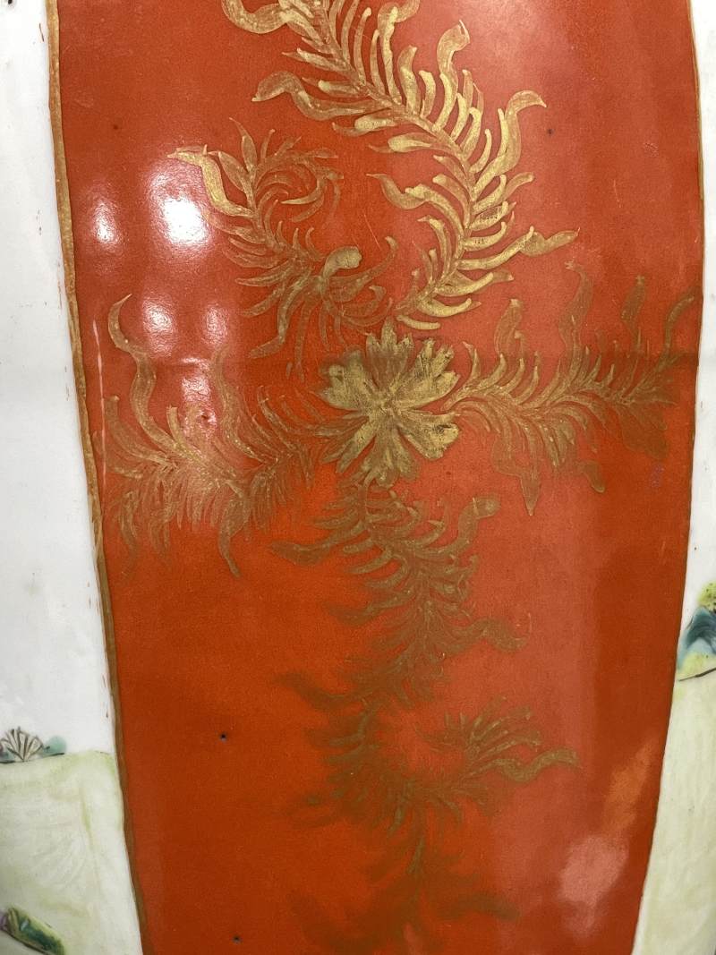 清乾隆 珊瑚红地描金花卉开光粉彩高士花卉纹瓶 - 图7