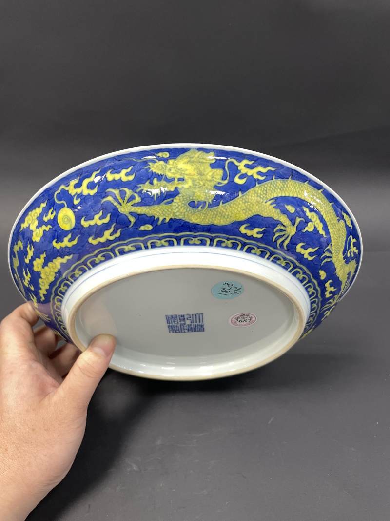 清乾隆 青花地黄彩云龙纹大盘 - 图6