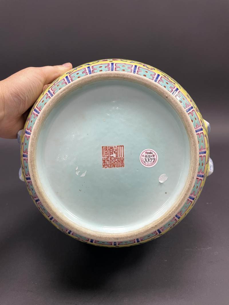 清晚期 黄地粉彩缠枝花卉开光山水人物纹福寿如意耳尊 - 图7