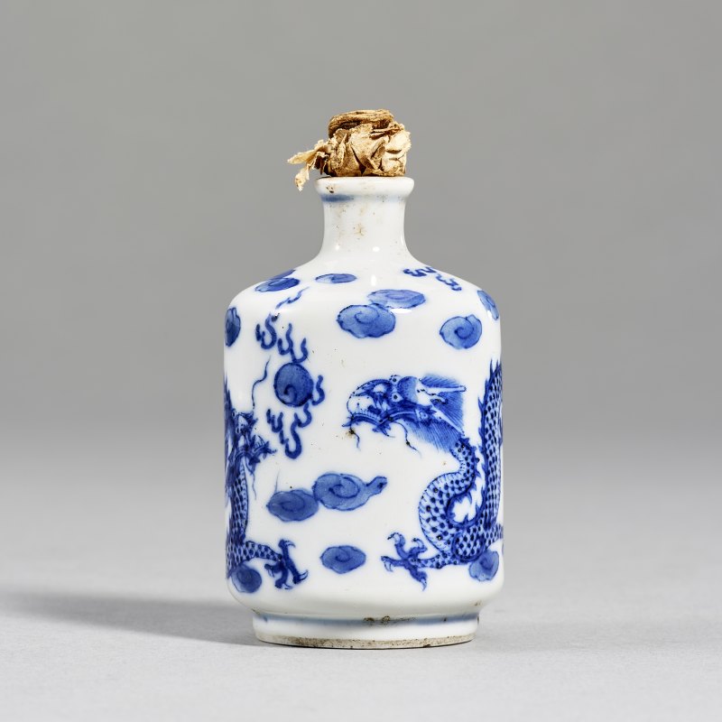 清 青花龙纹鼻烟壶