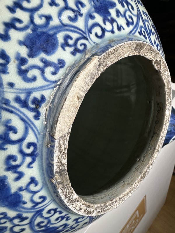 清乾隆 青花缠枝莲纹铺首尊 - 图13