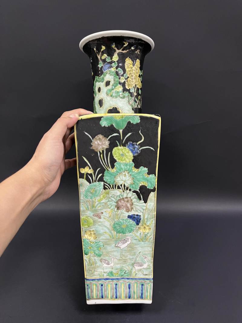 清晚期 墨地素三彩四季花卉纹天圆地方瓶一对 - 图20