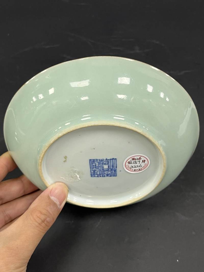 清乾隆 青釉粉彩花蝶纹盘一对 - 图9