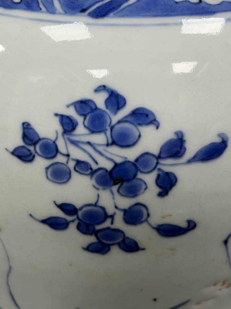 明崇祯 青花开光博古清供图蒜头瓶 - 图12