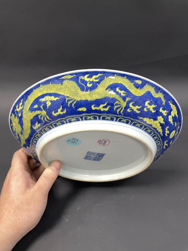 清乾隆 青花地黄彩云龙纹大盘 - 图7