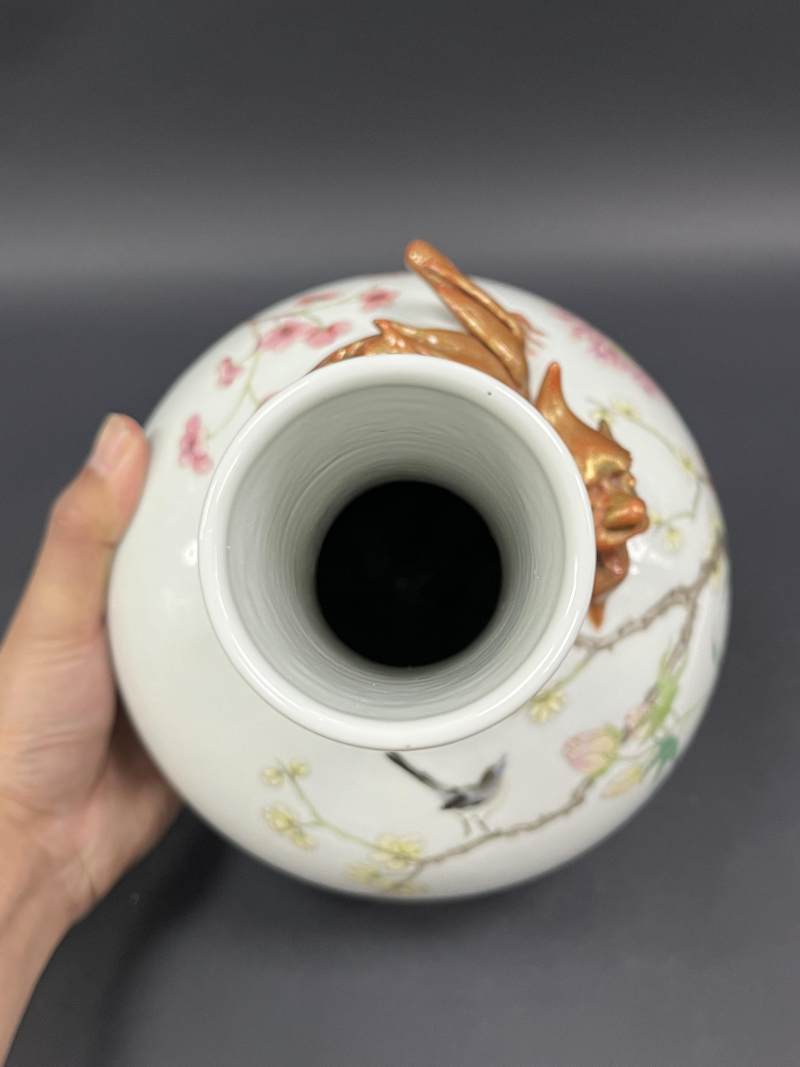 清晚期 粉彩花鸟纹蟠螭小天球瓶 - 图6