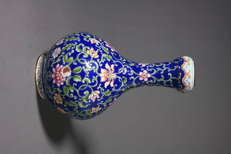 清 铜胎画珐琅缠枝花卉纹蒜头瓶 - 图2