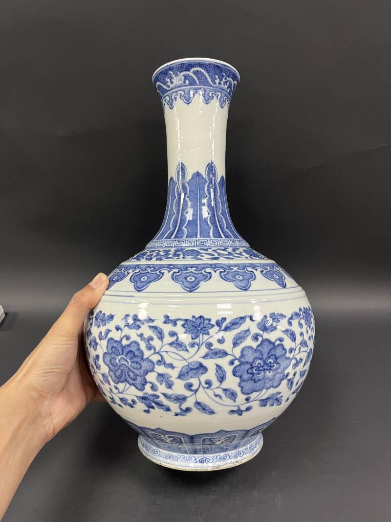 清晚期 青花缠枝莲纹赏瓶 - 图2