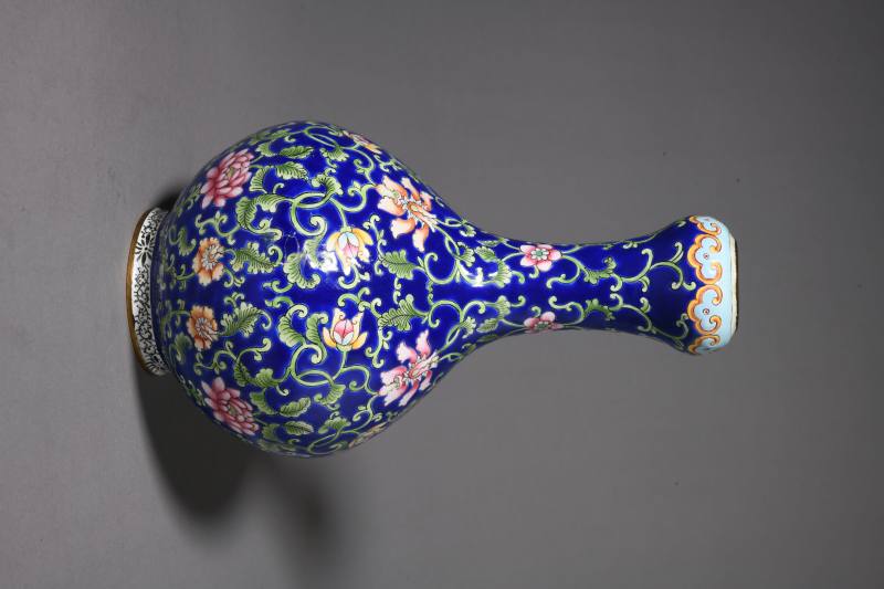 清 铜胎画珐琅缠枝花卉纹蒜头瓶 - 图3
