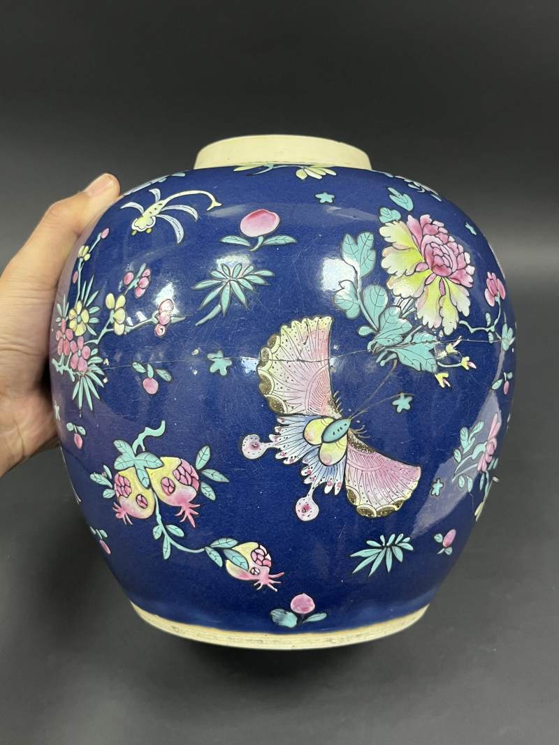 清中期 蓝釉粉彩花蝶纹罐一对 - 图2