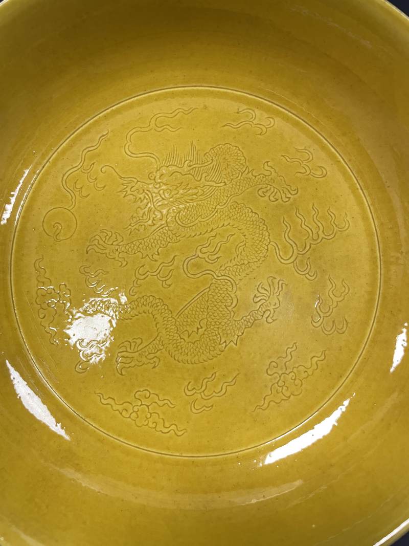 清道光 黄釉暗刻云龙纹盘 - 图3