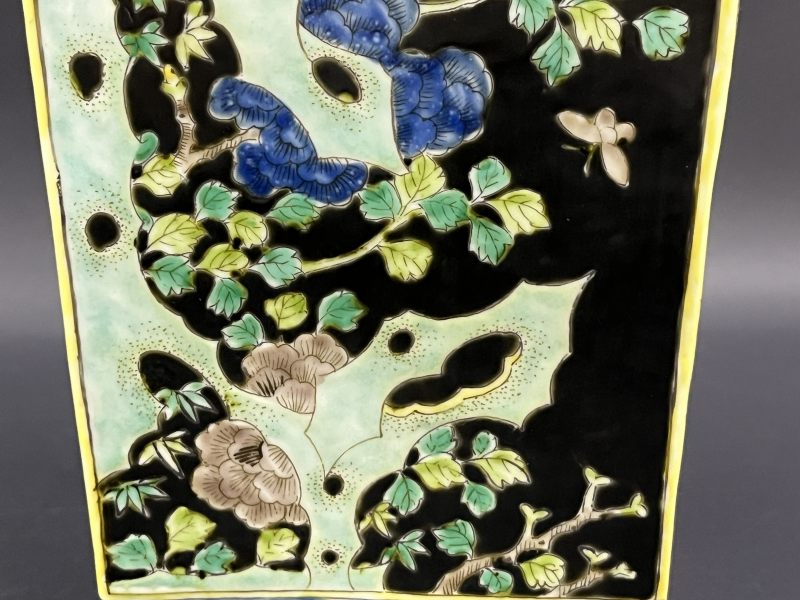 清晚期 墨地素三彩四季花卉纹天圆地方瓶一对 - 图37