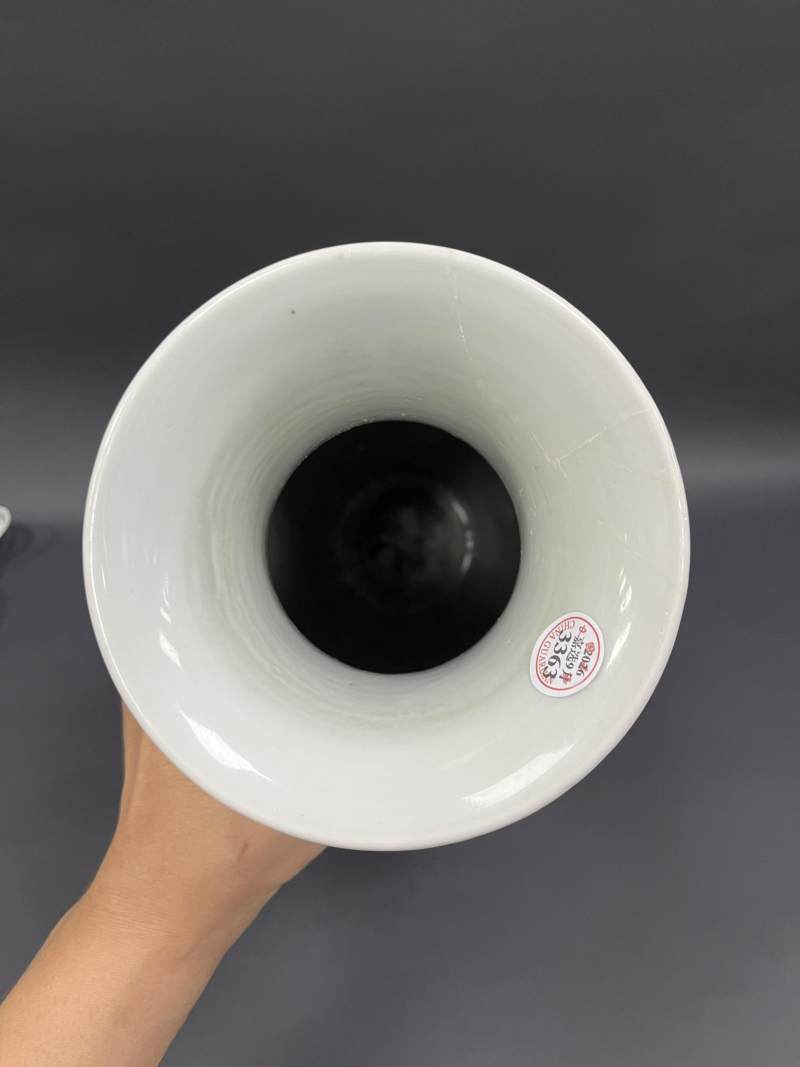 清康熙 红绿彩花蝶纹观音瓶 - 图6