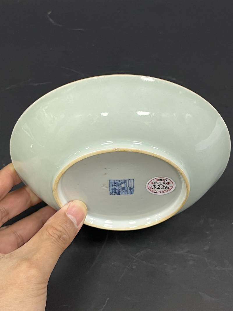 清乾隆 青釉粉彩花蝶纹盘一对 - 图3