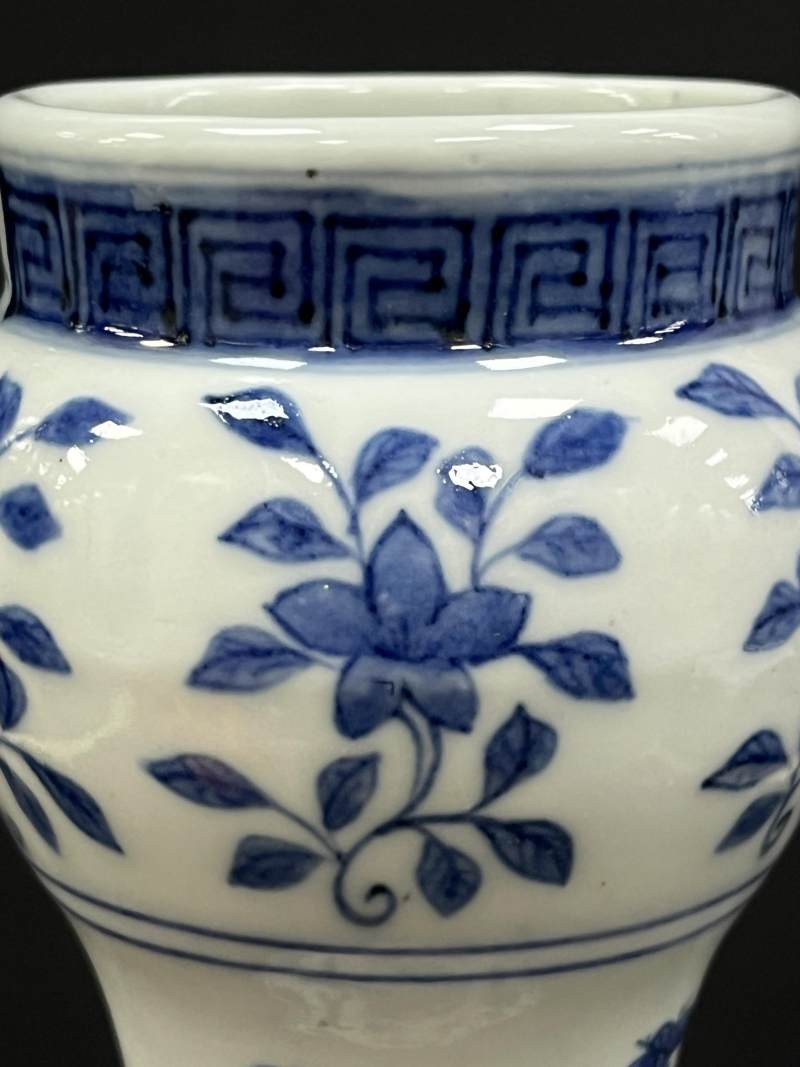 明万历 青花荷塘鸳鸯图蒜头瓶 - 图8