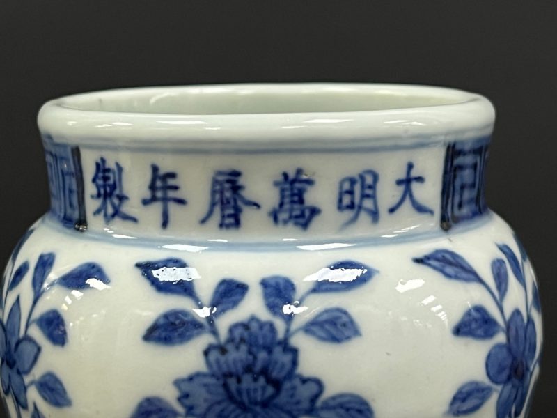明万历 青花荷塘鸳鸯图蒜头瓶 - 图7