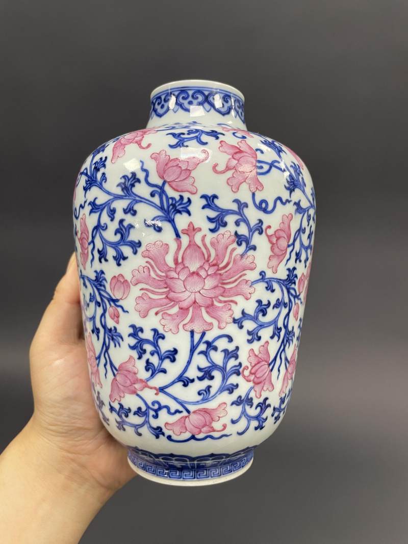 清中期 青花胭脂红缠枝莲纹灯笼瓶 - 图2