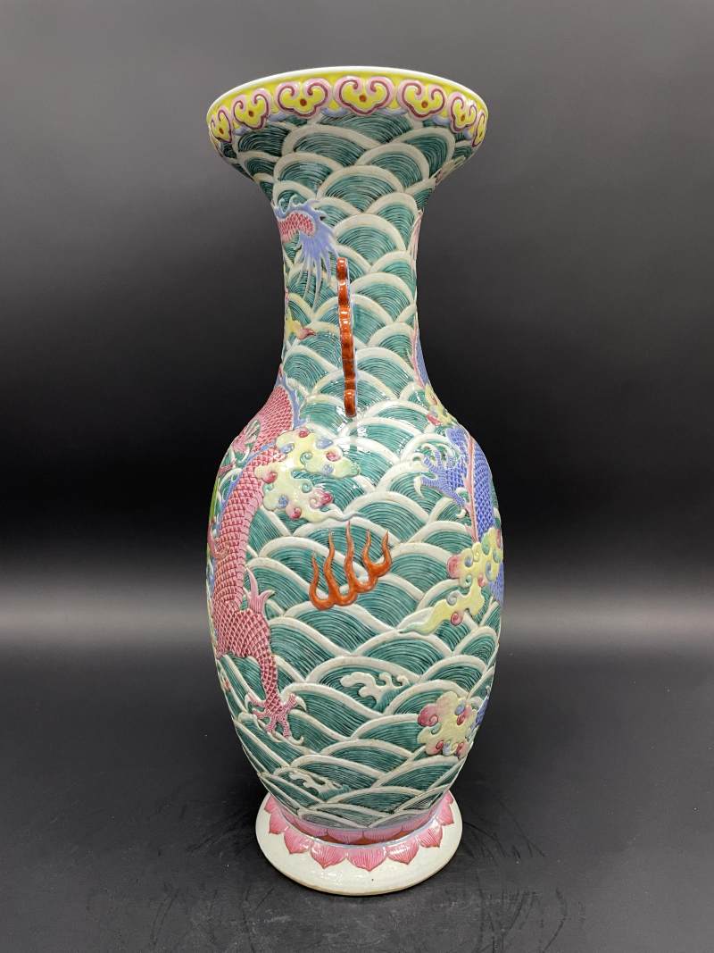 清中期 粉彩凸花海水龙纹螭耳大瓶 - 图3