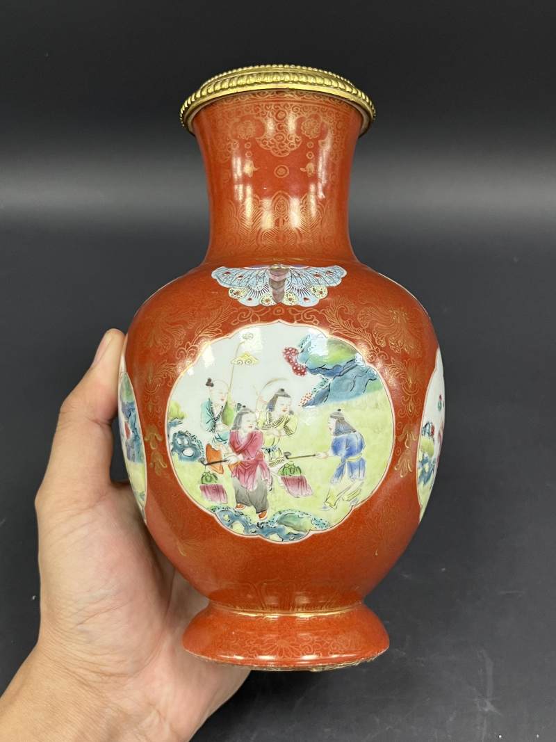 清乾隆 珊瑚红釉描金花卉开光粉彩婴戏图蝶耳尊一对 - 图4
