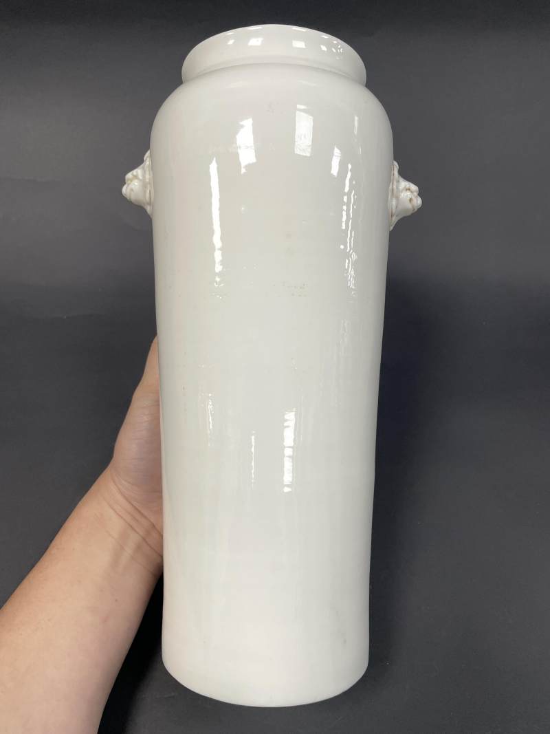 清 德化白釉狮耳筒瓶 - 图4