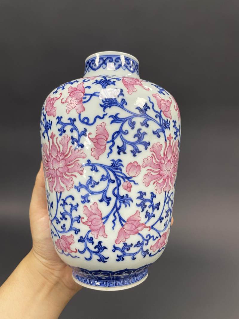 清中期 青花胭脂红缠枝莲纹灯笼瓶 - 图3