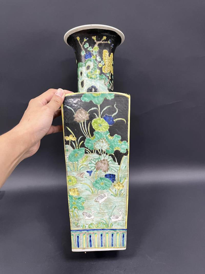 清晚期 墨地素三彩四季花卉纹天圆地方瓶一对 - 图3