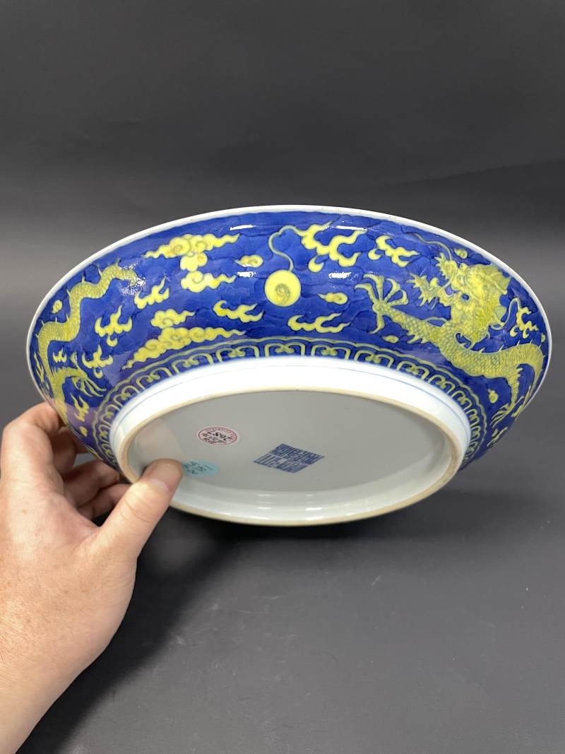 清乾隆 青花地黄彩云龙纹大盘 - 图8