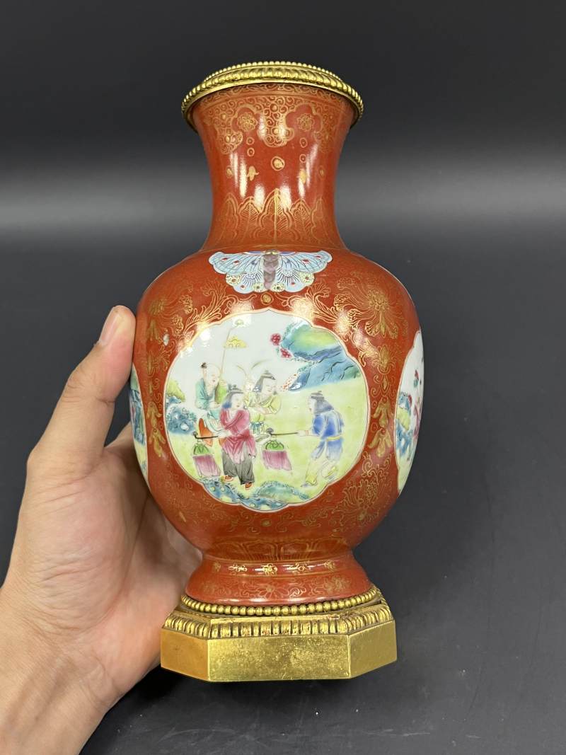 清乾隆 珊瑚红釉描金花卉开光粉彩婴戏图蝶耳尊一对 - 图20