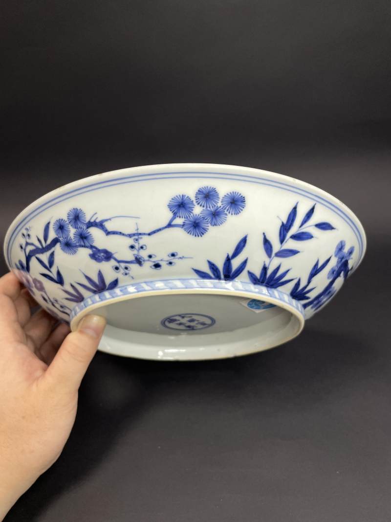 清康熙 仿宣德青花缠枝灵芝开光岁寒三友图大盘 - 图7
