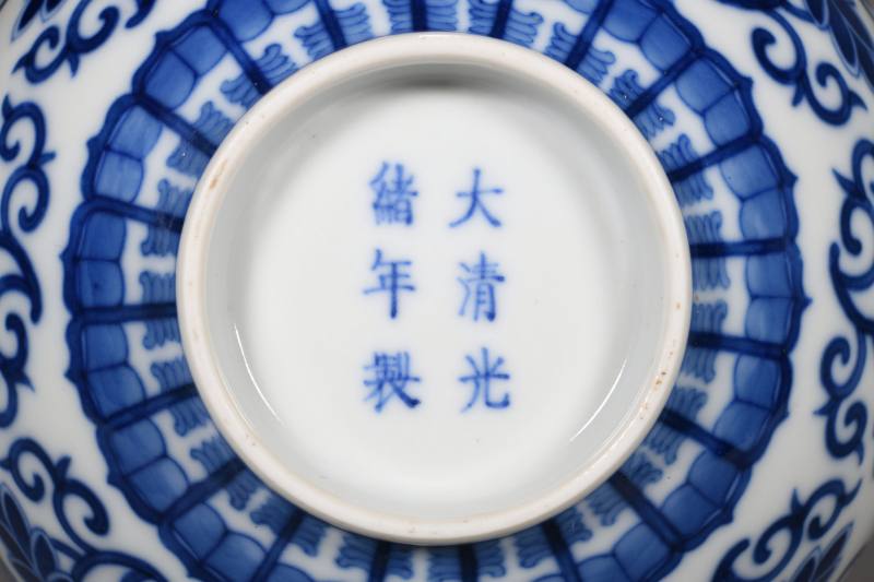 清光绪 青花缠枝莲托八宝纹碗 - 图4
