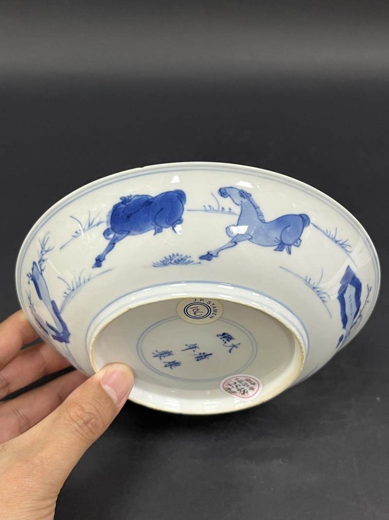 清康熙 青花八骏图盘 - 图4